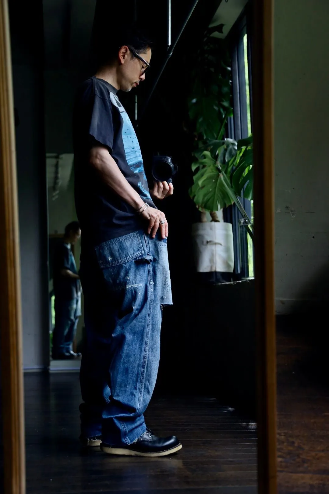SAINT Mxxxxxx SAINT_DENIM PANTS/PAINTER /BLUE Logging trousers with knife-cut holes and splashed ink. Patch jeans. Blue S-XL. All accessories are molded and customized. Super heavy work. Washed and distressed. Knife-cut holes. Artificial splashed ink graffiti. Authentic version. Loose and stylish.